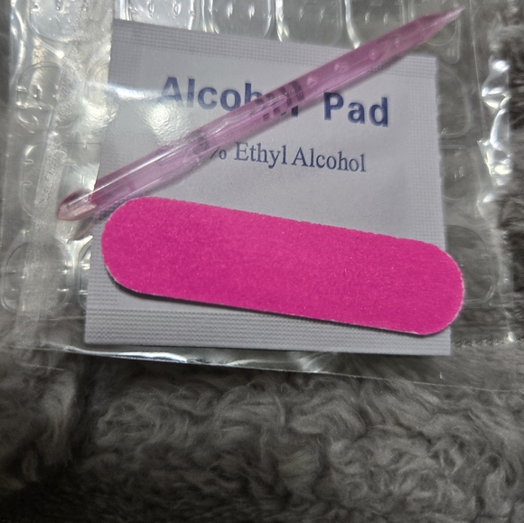 Elegant Press-On Nails - Picture 2 of 3